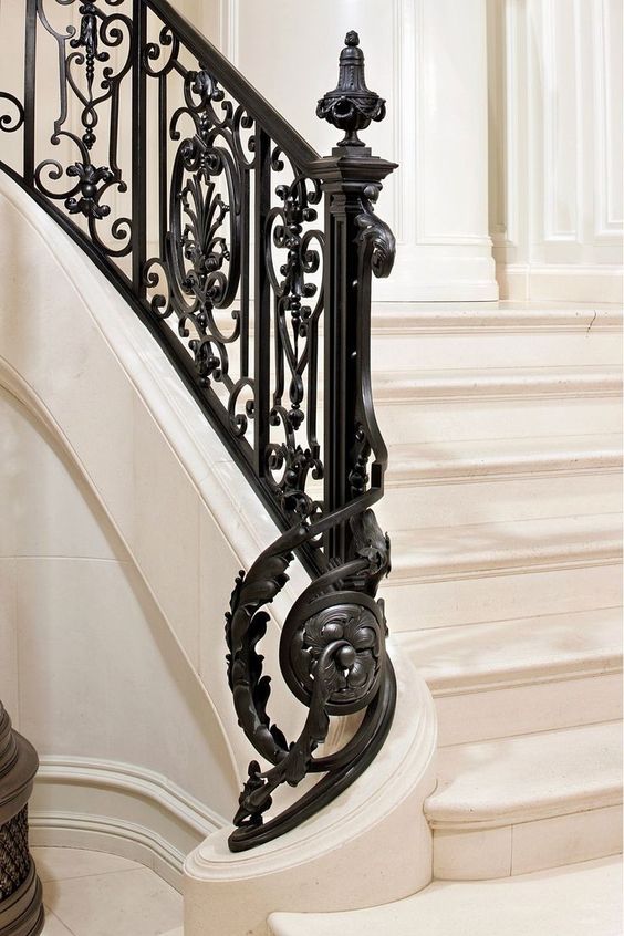 винтовая лестница в классическом стиле с деревянными резными деталями