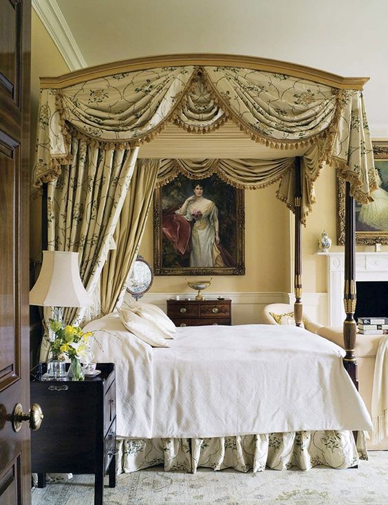 Классическая спальня с камином и ковролином