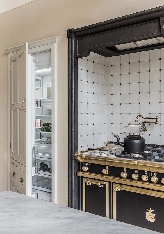 шкафчики до потолка в интерьере классической кухни