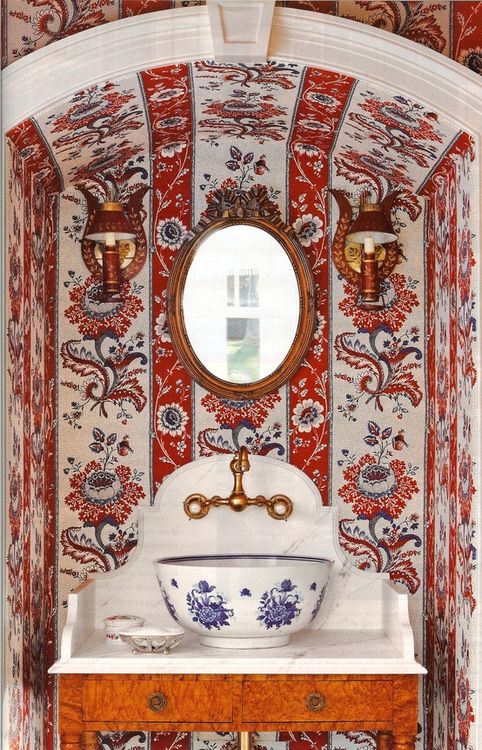 Интерьер красно белой ванной комнаты в русском стиле