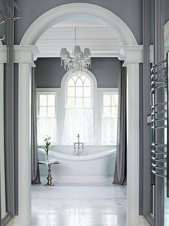 Дизайн классической ванной с окном серый цвет