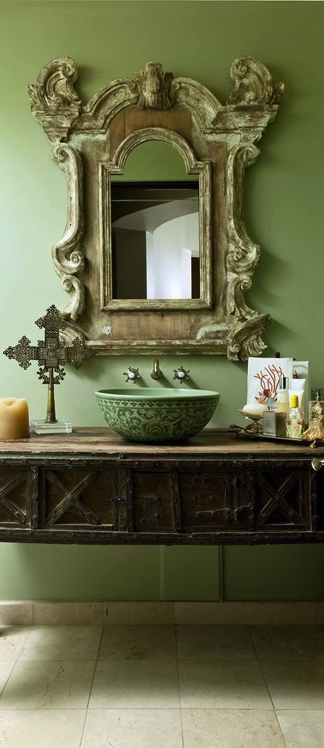 Салатовые однотонные стены и деревянное зеркало