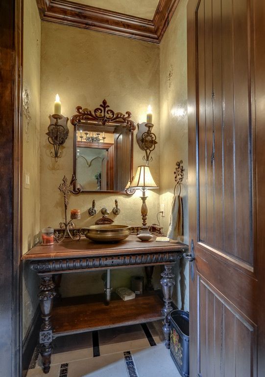 Консоль с накладной раковиной и зеркалом у штукатуренной стены