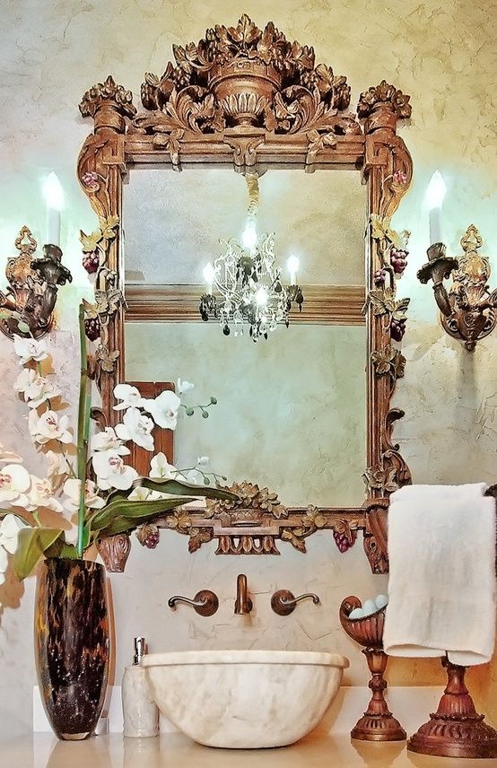 Антикварное зеркало с резными деталями на штукатурке