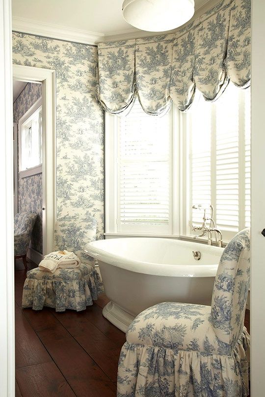 интерьер ванной где стены и ткани с одинаковым рисунком в классическом стиле