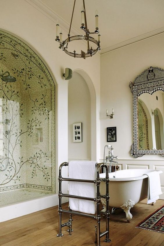 классическая ванная с крашенными стенами светлыми и мозайкой в душевой