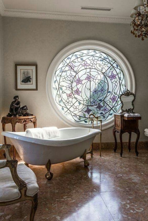 Интерьер ванной комнаты с круглым окном в классике