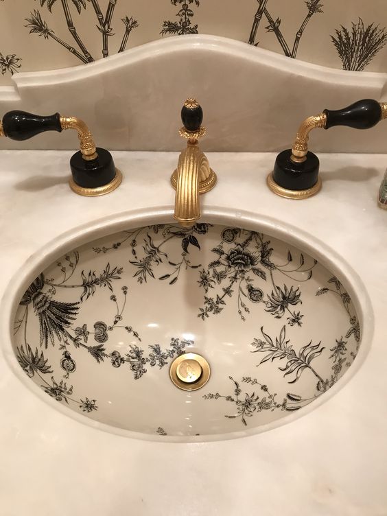 Дизайн расписной раковины в туалете классическом