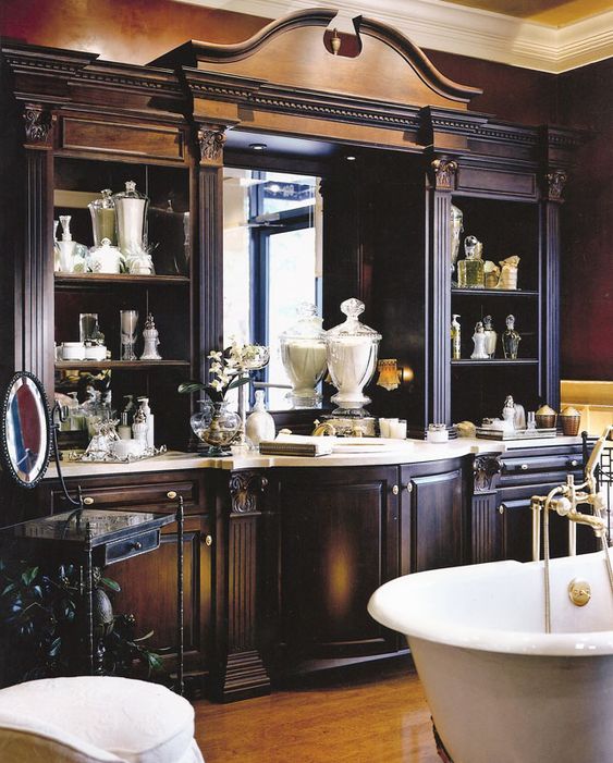 Интерьер ванной комнаты с темно коричневой деревянной мебелью в классике