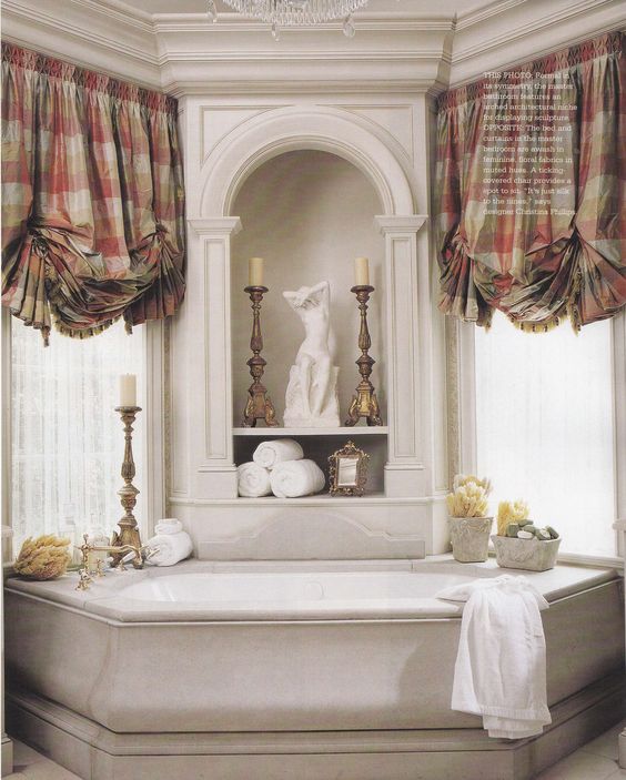 Дизайн ванной комнаты с двумя окнами со шторой и нишей со скульптурой
