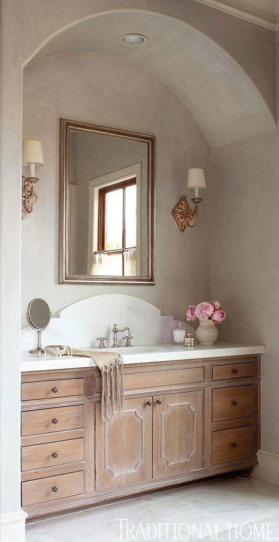 Интерьер ванной комнаты с серой штукатуркой на стенах