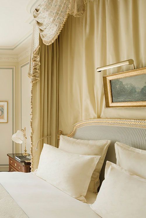 Бежевый цвет в оформлении спальни в классическом стиле