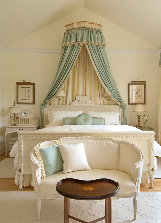 Бирюзовый и светлый беж в оформлении интерьера классической спальни