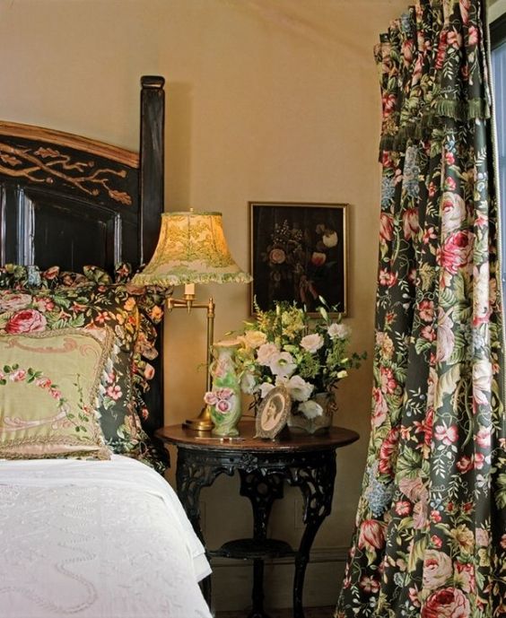 Интерьерные ткани в стиле Хохлома на кровати и шторе