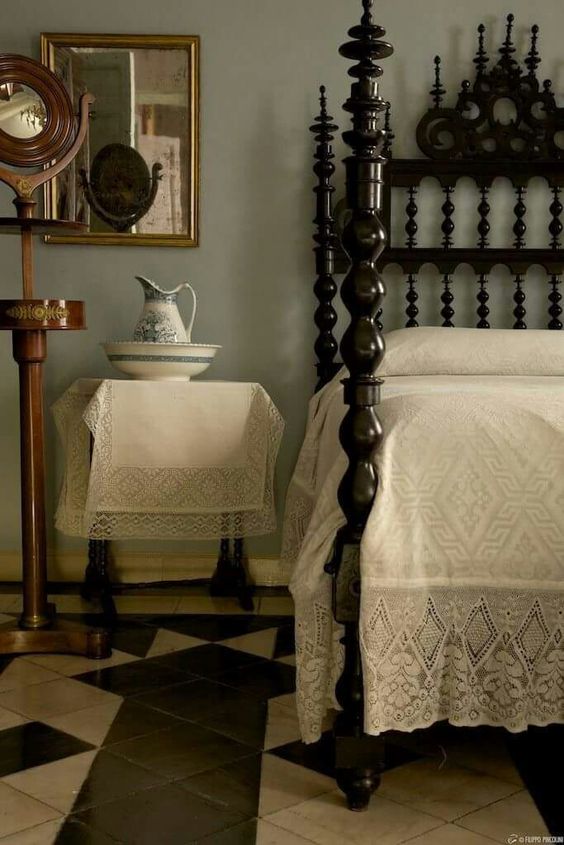 Черно белый интерьер спальни в классическом английском стиле Тюдоров