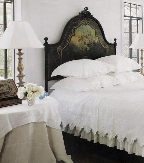 Черно белый интерьер спальни в классическом стиле