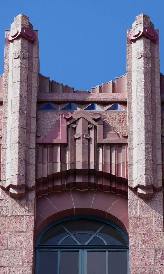 Декоративные элементы украшений фасада в стиле арт деко