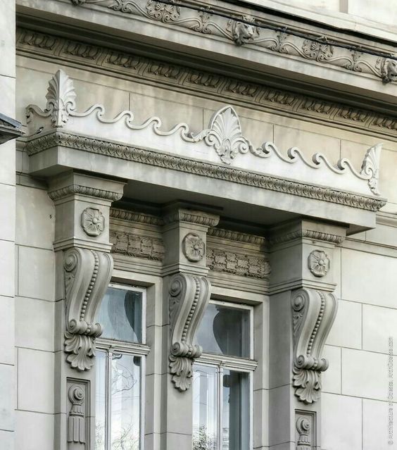 Детали окна на фасаде здания в неоклассицизме