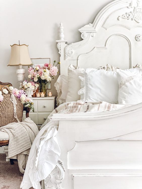 Белая кровать с узорами с белыми подушками и одеялом