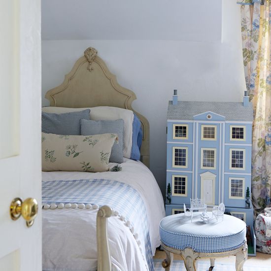 Голубые стены и односпальная кровать с белым бельем