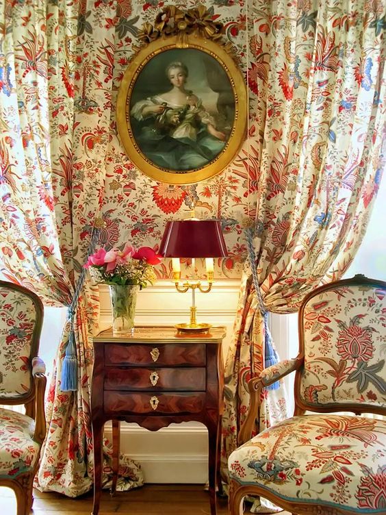 Дизайн комнаты с яркими красками в классике