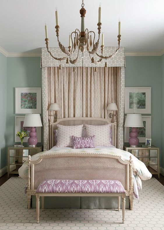 Дизайн интерьера бирюзово голубой спальни с бежевой кроватью в классике