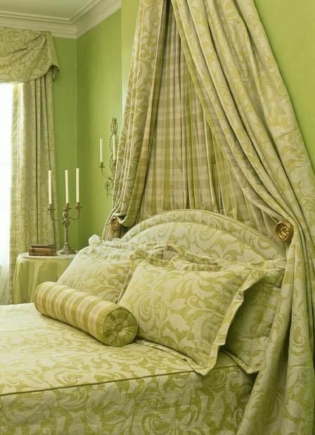Салатовый цвет на стенах и тканей кровати