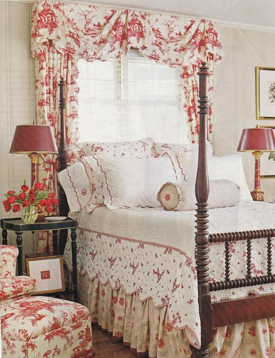 Окно за спинкой кровати с бело красными шторами