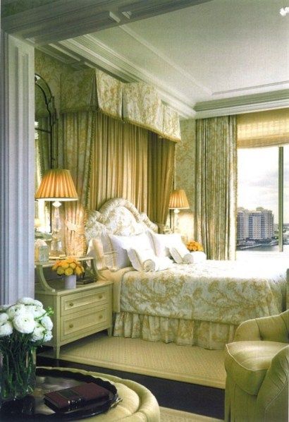 Дизайн интерьера спальни в квартире с панорамным видом в классическом стиле