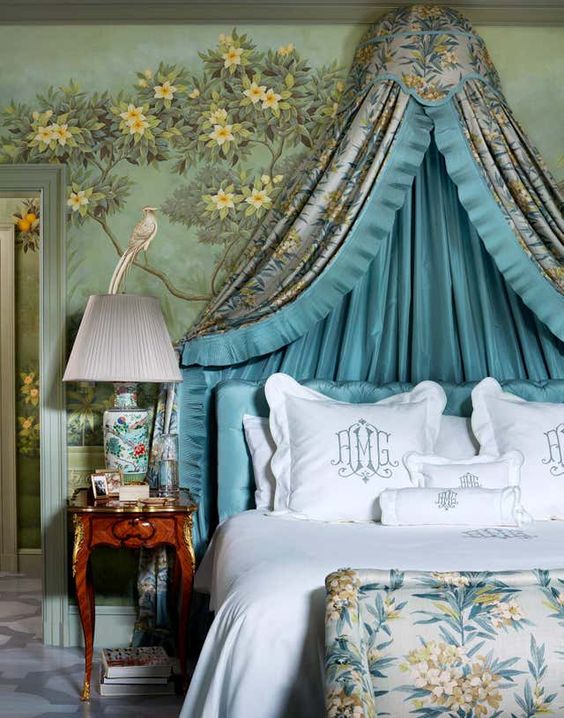 Дизайн интерьера спальни зелено голубого цвета и обоями с деревьями