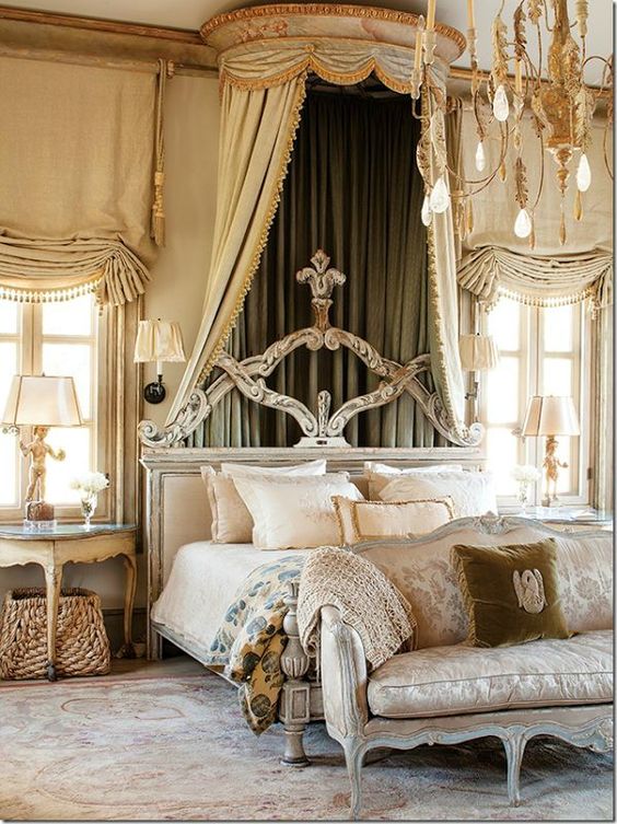 Дизайн классической спальни с кроватью между двух окон