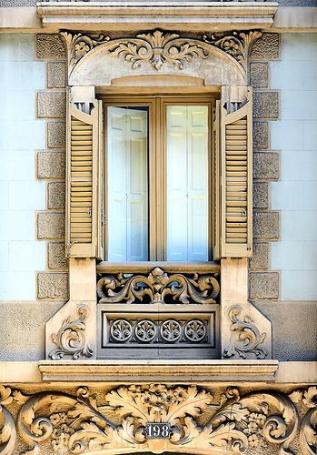 Дизайн окна в архитектуре Модерна Испании