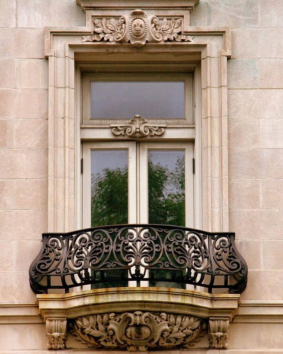 Кованная ограда балкончика скругленной формы