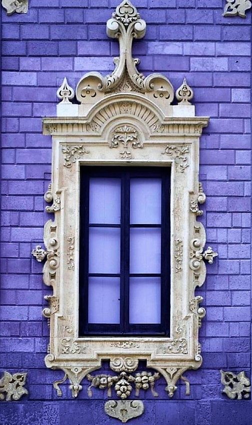 византийский оконный портал на фоне фиолетового кирпича