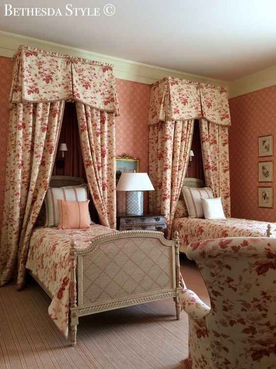 Дизайн спальни на две кровати с розовыми стенами и красными акцентами