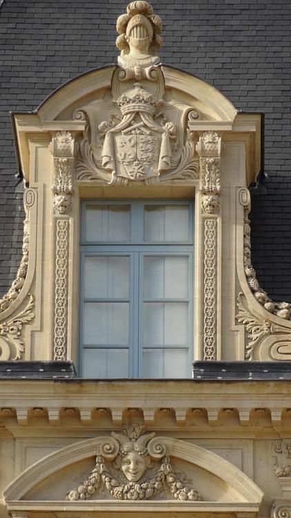 Дормер мансардное окно дома в классическом стиле