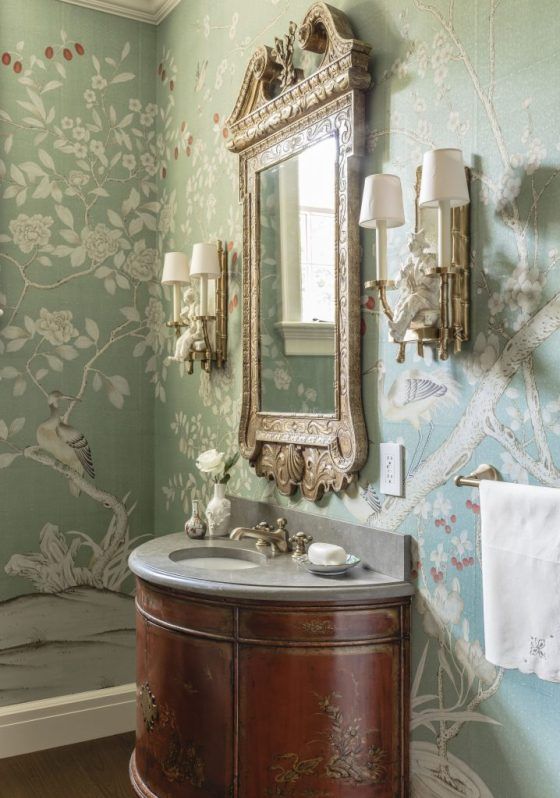 интерьер светло зеленой классической ванной комнаты