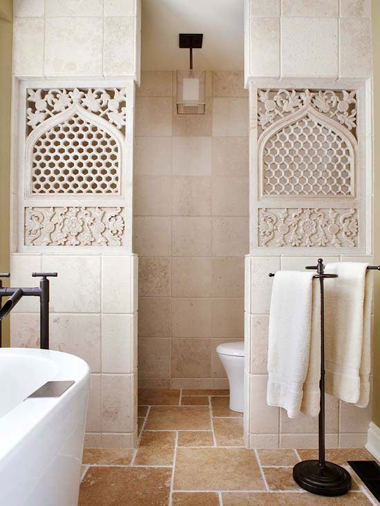 восточная классика в интерьере ванной с вставкой декоративных каменных элементов