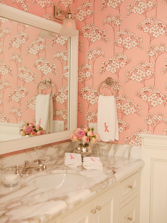 Розовые обои с орнаментом из цветков и белая мебель