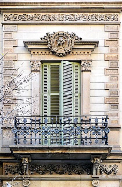 Французское окно с шаттерсами и балконом