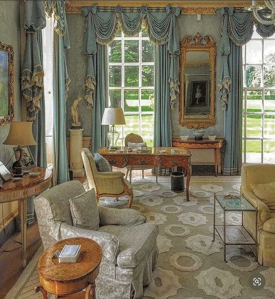 Голубая гостиная с французскими окнами в классике