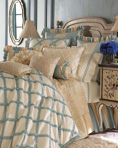 Голубой и бежевые цвета в оформлении интерьера спальни в классике