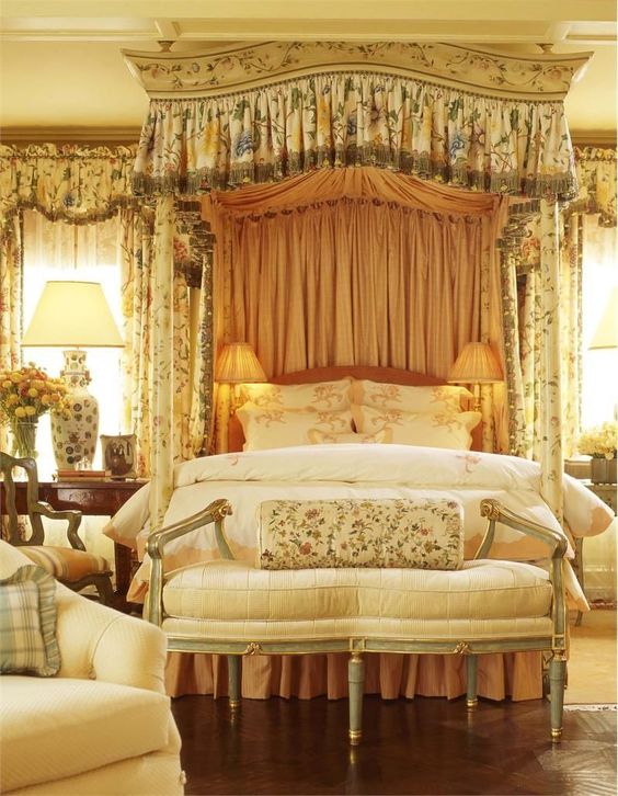 Интерьер большой классической спальни и кроватью с балдахином между двух окон