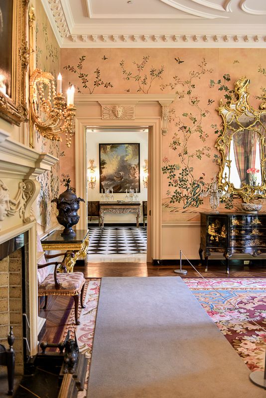 Интерьер гостиной в классическом стиле с обоями de Gournay