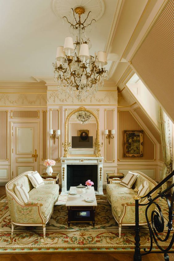 Интерьер классической гостиной на мансарде в квартире
