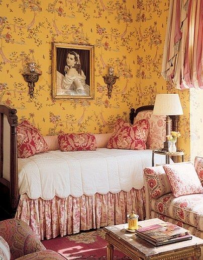 Интерьер классической комнаты подростка с желтыми обоями