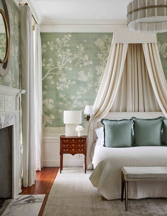 Интерьер спальни с белой кроватью а фоне зеленых обоев
