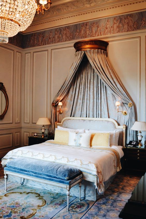 Интерьер спальни в доме светло фиолетовых тонах классического стиля