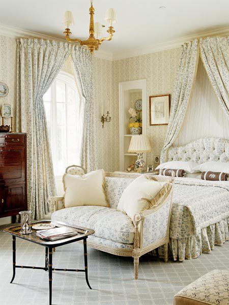 Интерьер спальни в пастельных тонах классика
