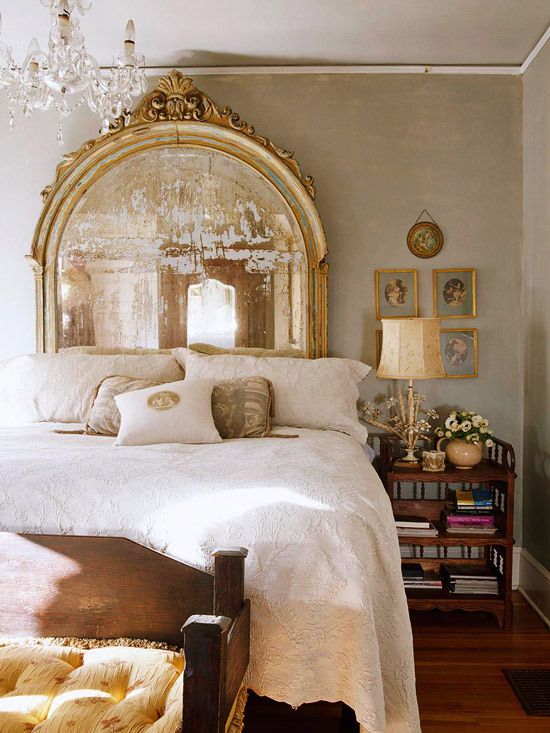 Интерьер спальни в стиле прованс с зеркалом в изголововье